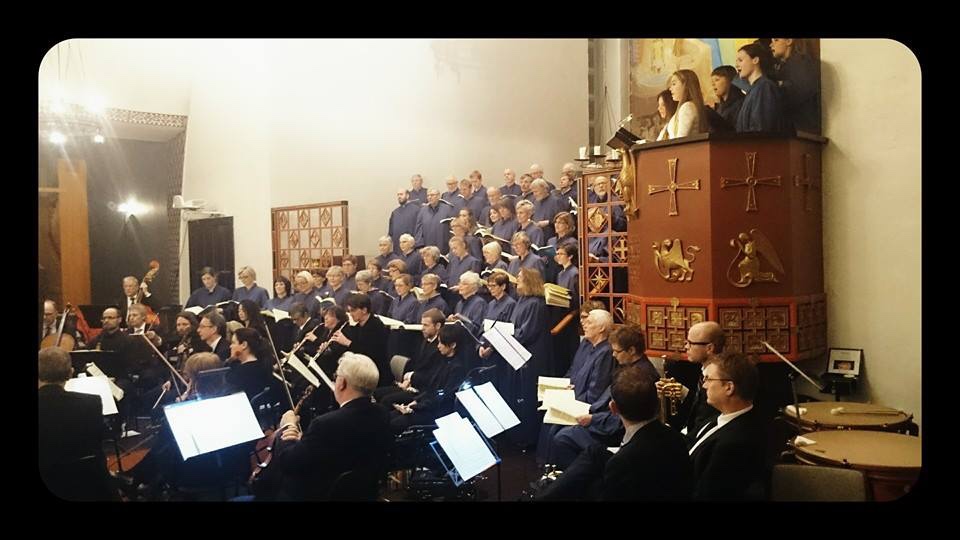 Foto frå ei tidlegare framføring med Volda kyrkjekor og Spjelkavik kyrkjekor